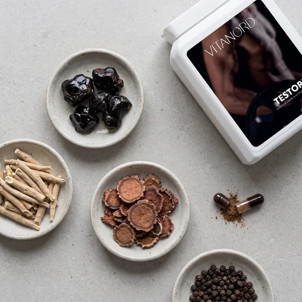 Shilajit, ashwagandharot, rosenrot och svartpeppar i små skålar bredvid en burk VitaNord Testorin